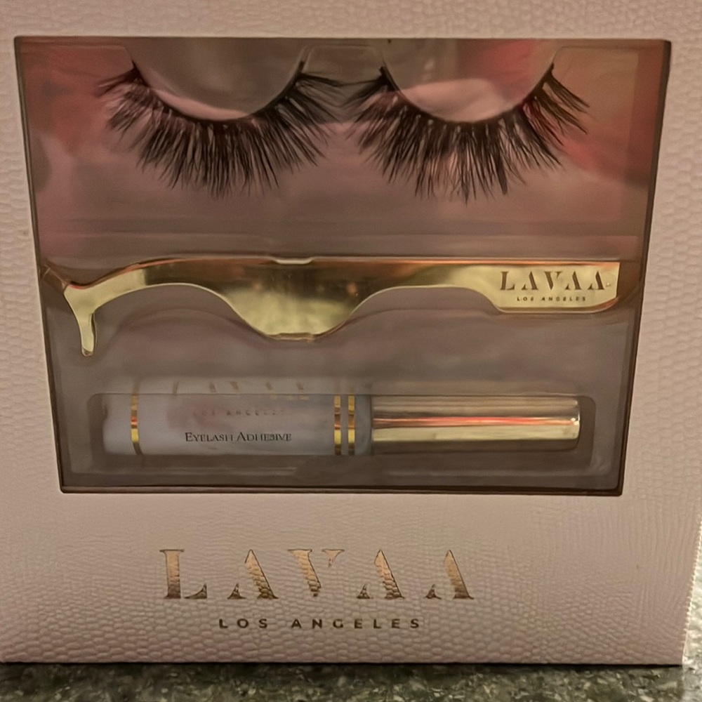 LAVAA Los Angeles flirty eyelashes NEW in box!